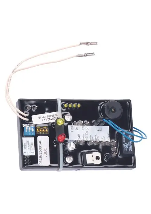 Schaltplatte mit mehreren LED-Leuchten, Anschlussklemmen und einer elektronischen Baugruppe, möglicherweise für eine Judo-Dosierschaltung.